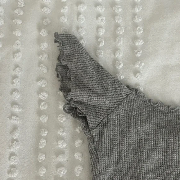 Brandy Melville Gray Ruffled Top - Picture 4 of 4